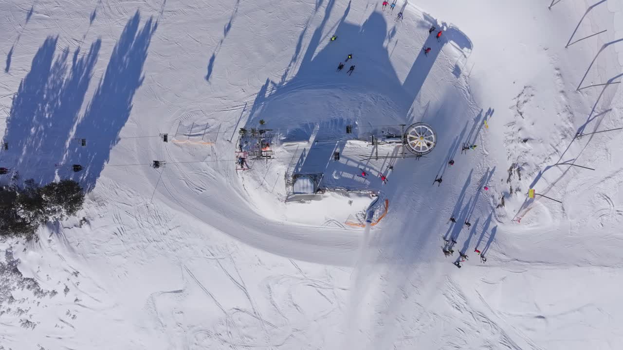 Sciatori che salgono su una gondola affollata in una giornata di sole a Obertauern, Austria