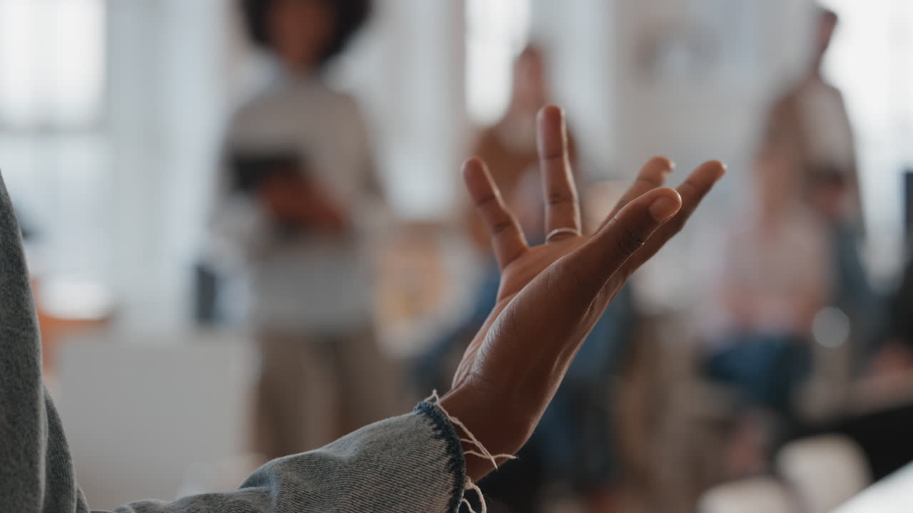 mujer líder de equipo de negocios informando a sus colegas en la oficina reunión discutiendo proyectos compartiendo ideas con un equipo diverso disfrutando de la capacitación en trabajo en equipo en el lugar de trabajo
