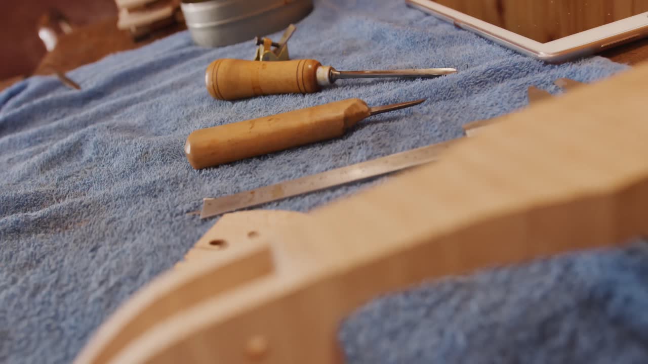 작업실 에서 일 하는 여자 악기 제작자