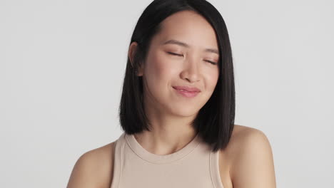 카메라 앞에서 평온하게 보이는 아시아 여성.