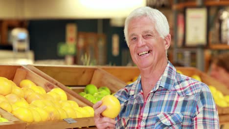 Älterer-Mann-Pflückt-Obst-Im-Supermarkt