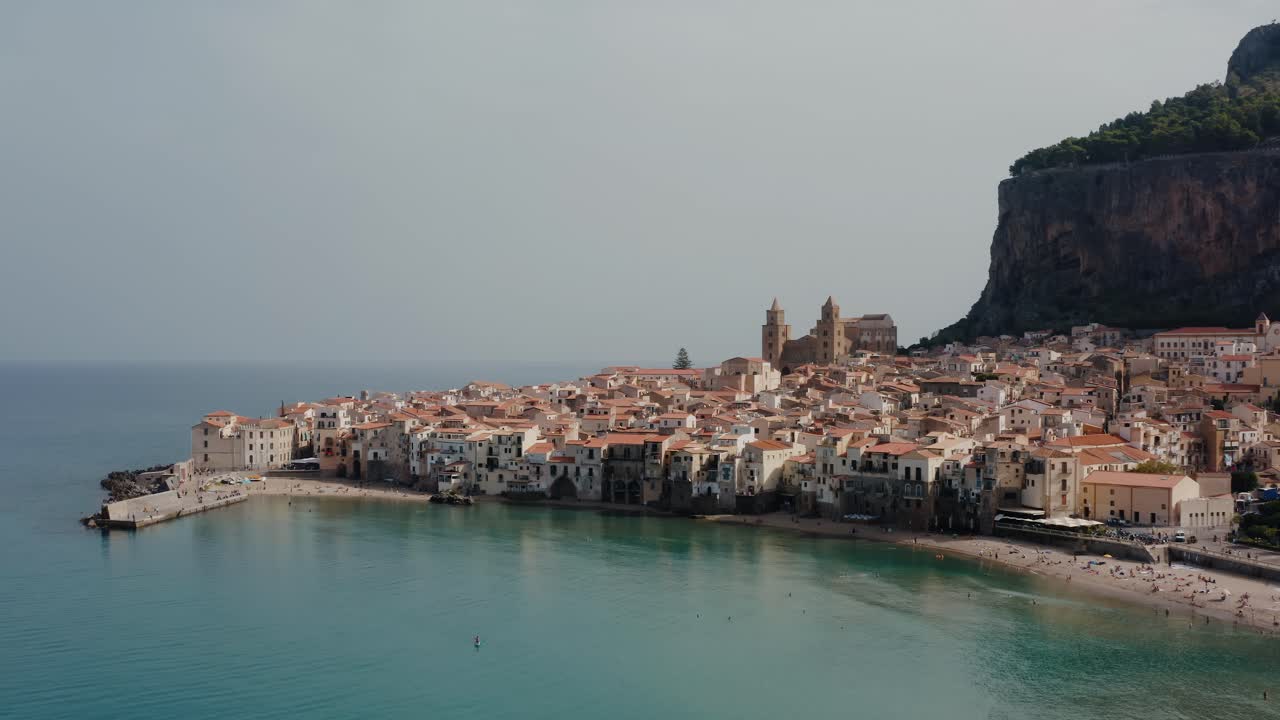 시칠리아 섬의 지중해 연안에 있는 고대 이탈리아 도시인 세팔루의 공중 풍경.