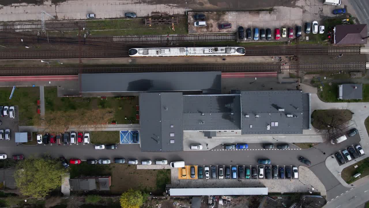 vista aérea de la estación de tren con el tren que llega