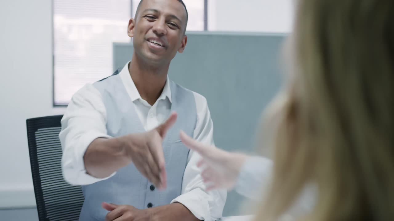 hombre de negocios y mujer de acuerdo