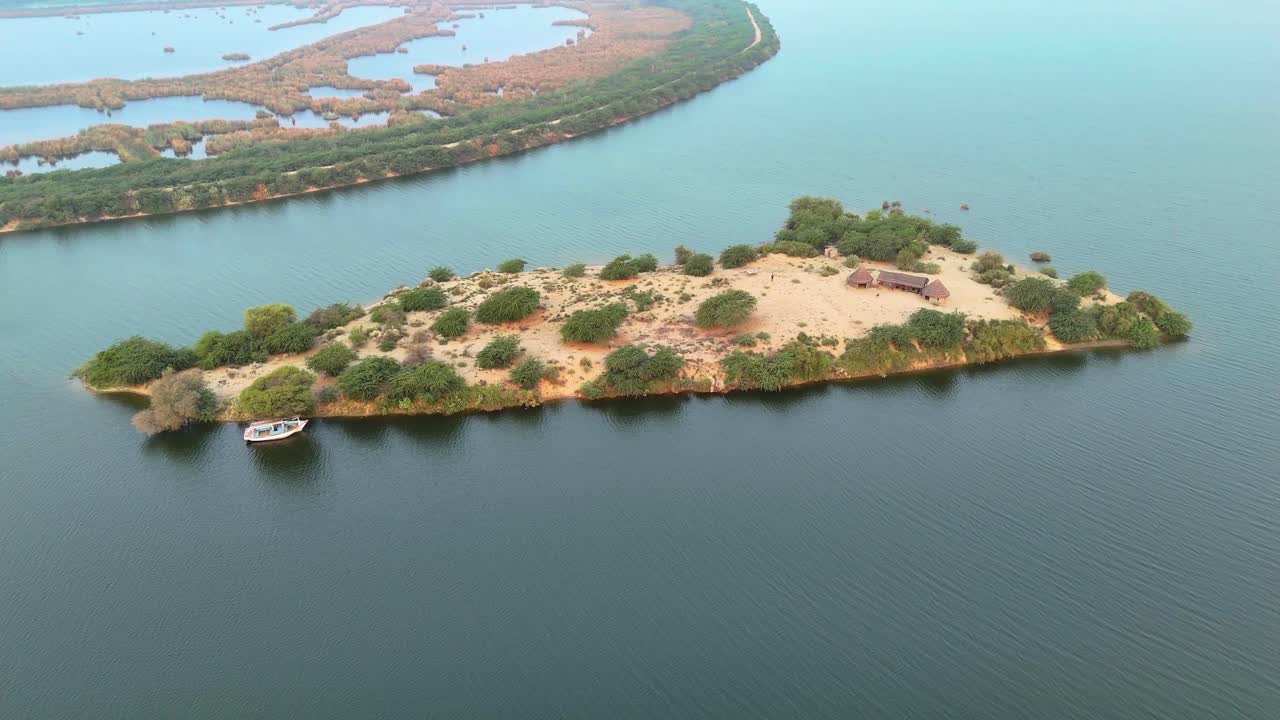 Vista aerea di una piccola isola nel lago Baqar in Pakistan.