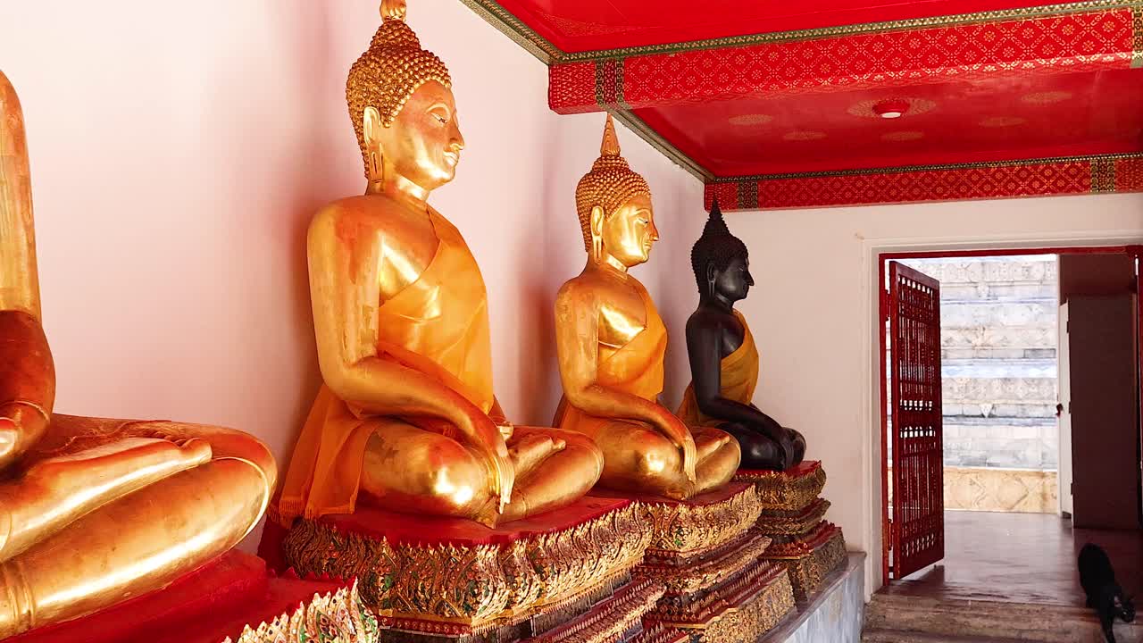 estatuas de oro de buda en un templo sereno