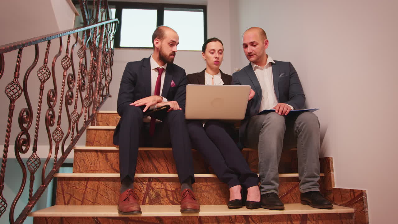 사업가 여성 이 계단 에서 프로젝트 팀 과 대화 하고 있다