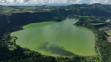 Vista-Aérea-Panorámica-Del-Lago-Furnas-En-Sao-Miguel,-Isla-Azores,-Portugal