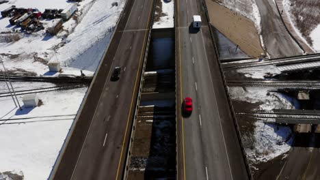 Una-Vista-Aérea-De-La-Carretera-Con-Sartenes-De-Nieve