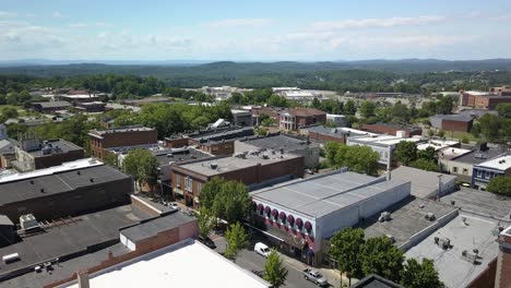 Luftaufnahme-Von-Martinsville-Virginia-Mit-Bergen-Im-Hintergrund