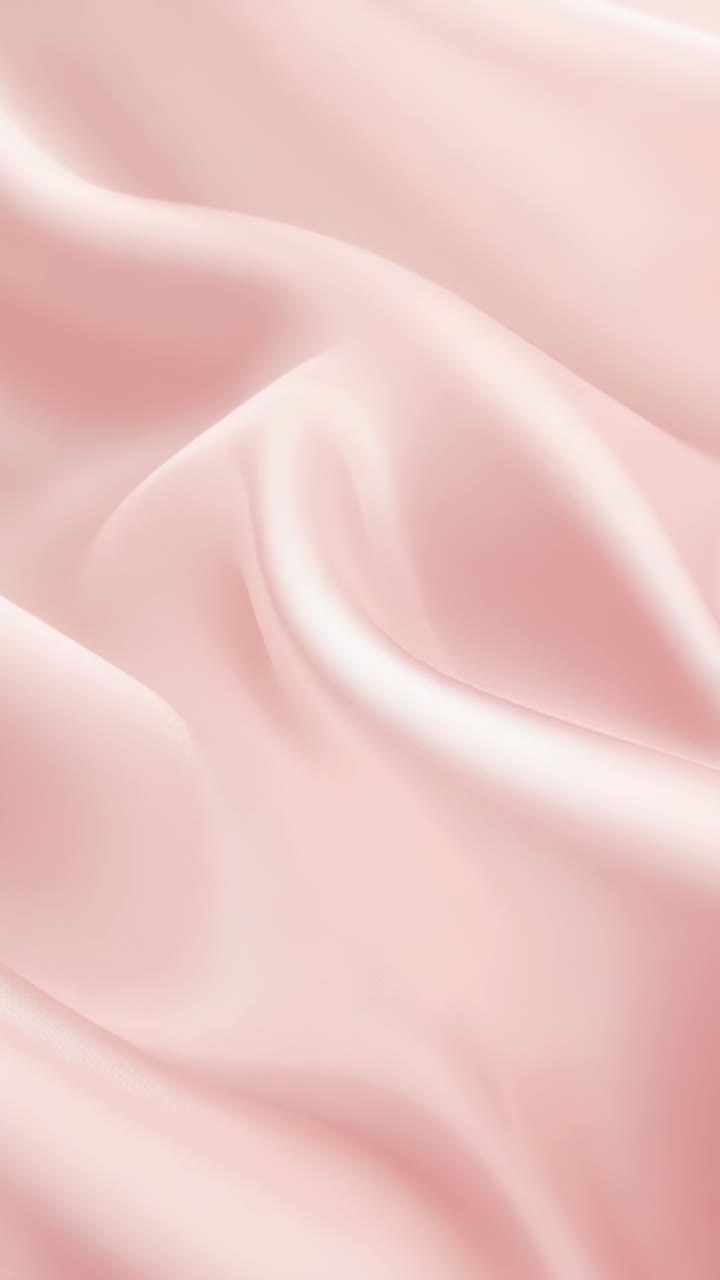 Video verticale: increspatura dovuta al movimento, tessuto di raso rosa pallido che si sposta in primo piano, mostrando la lucentezza