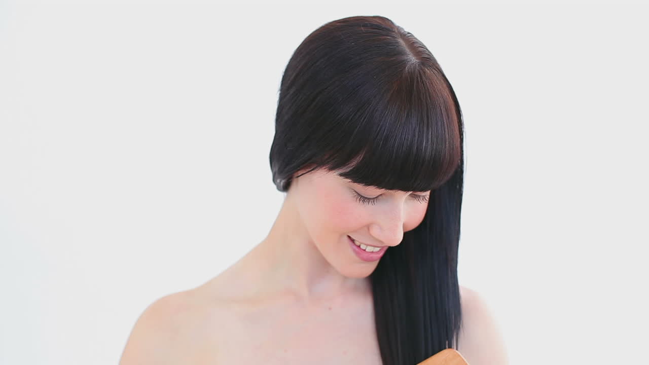 웃는 갈색 머리 는 머리 를 고 있다