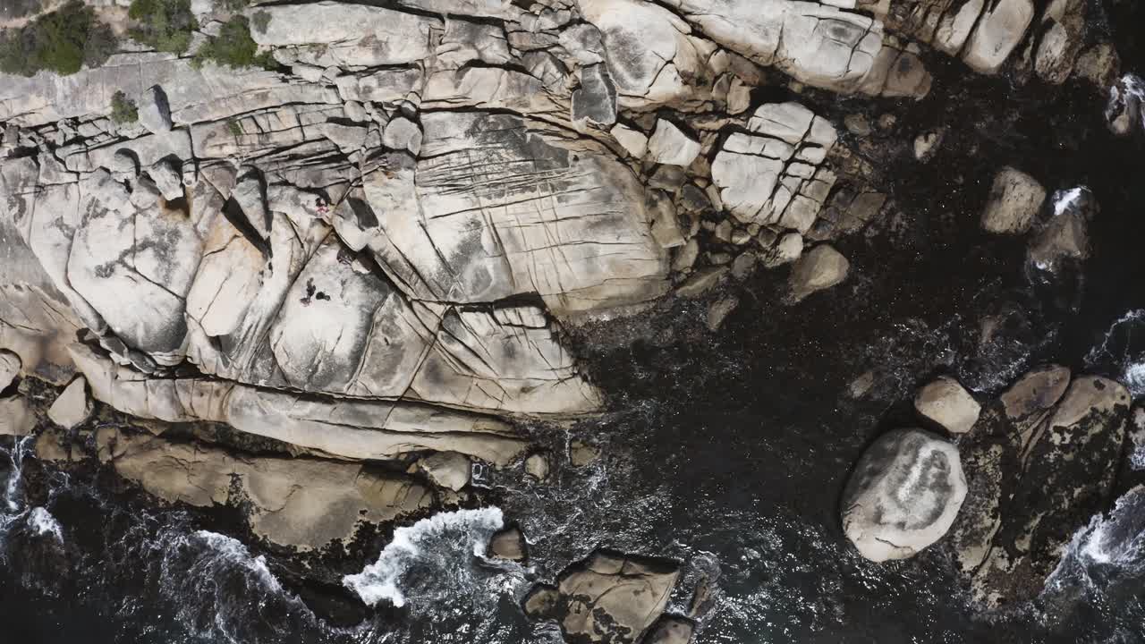 바위를 향해 회전