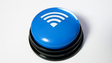 mujer activando el wi-fi presionando un botón azul brillante. concepto de conexión de red inalámbrica rápida. uso de internet gratuito en la zona wi-fi. botón con un icono de señal de onda. interfaz de punto de acceso, red segura