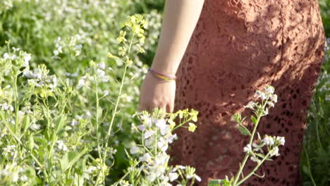 Slomo-De-Mujer-Joven-Caminando-En-Un-Campo-De-Flores