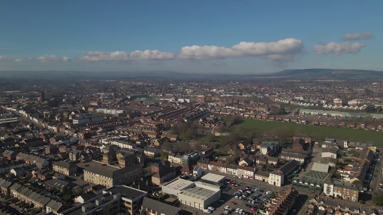 vista aérea de 4k de taunton somerset, reino unido, drone avanzando y mostrando el cielo azul con algunas nubes
