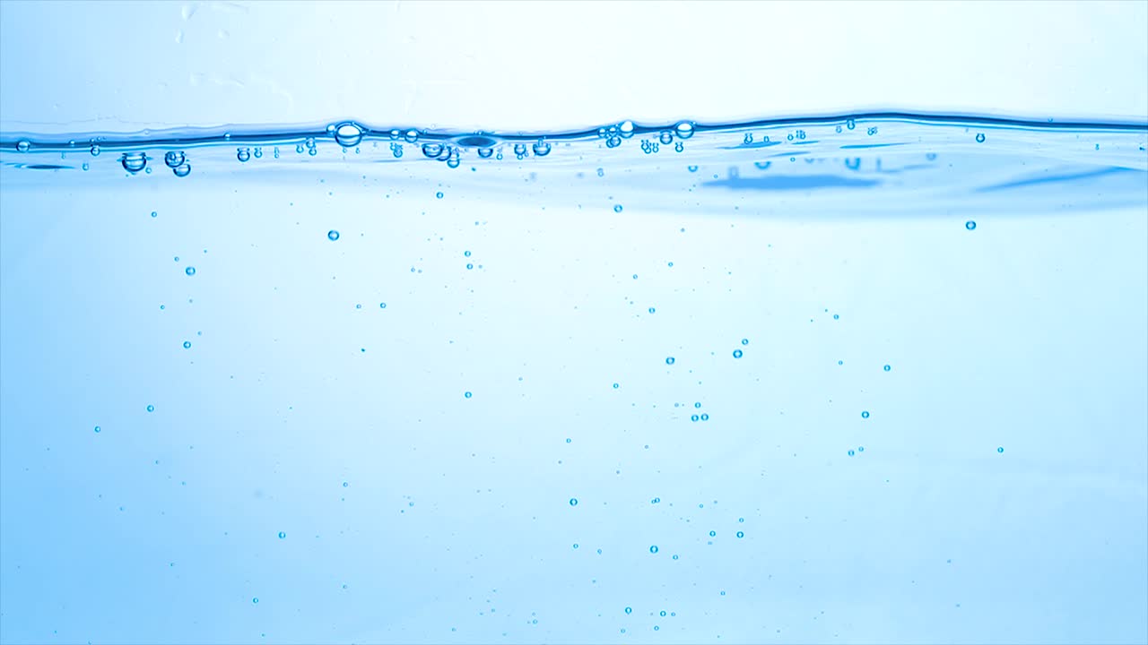 물을 슬로우 모션으로 가 ⁇ 게 찍습니다.