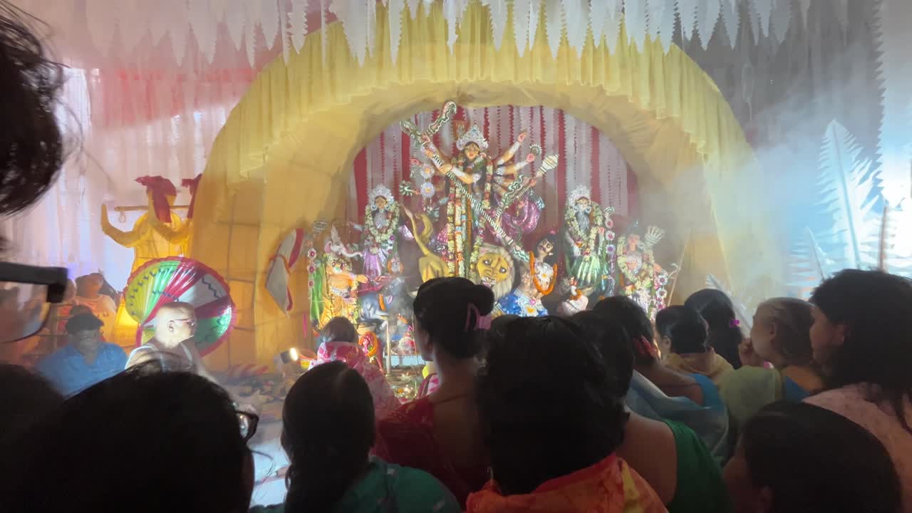 During this time of Durga Puja, one of the main festivals of Bengalis, people throng the idol premises in large numbers to see the goddess.