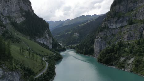 Vogelblick-Auf-Den-Himmel-Auf-Erden,-Wunderbarer-Ort,-Lage-Des-Reinen-Wassers,-Blauer-Stiller-See,-Felsige-Berge,-Die-Diese-Gegend-Umgeben,-Natürlich,-Erstaunlicher-Fußweg-Am-Seeufer,-Tolle-Wolken,-Magisch