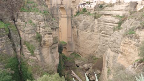 Valle-De-Ronda,-Paisaje-De-Formación-Rocosa-Con-Puente-Nuevo,-Andalucía