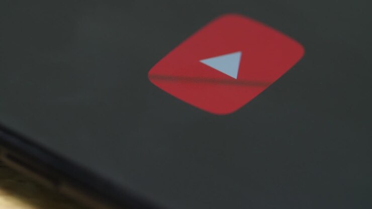 Smartphone interface with various apps and loading indicator