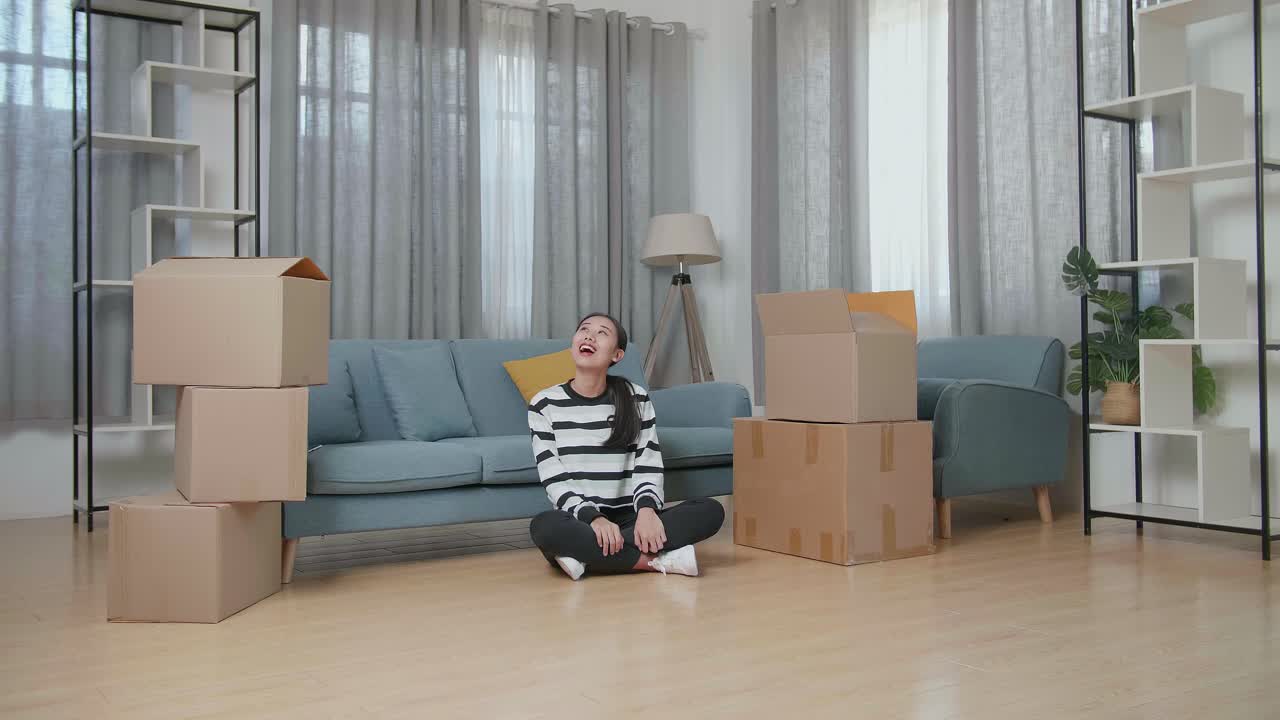 젊은 여성이 새로운 집으로 이사합니다.