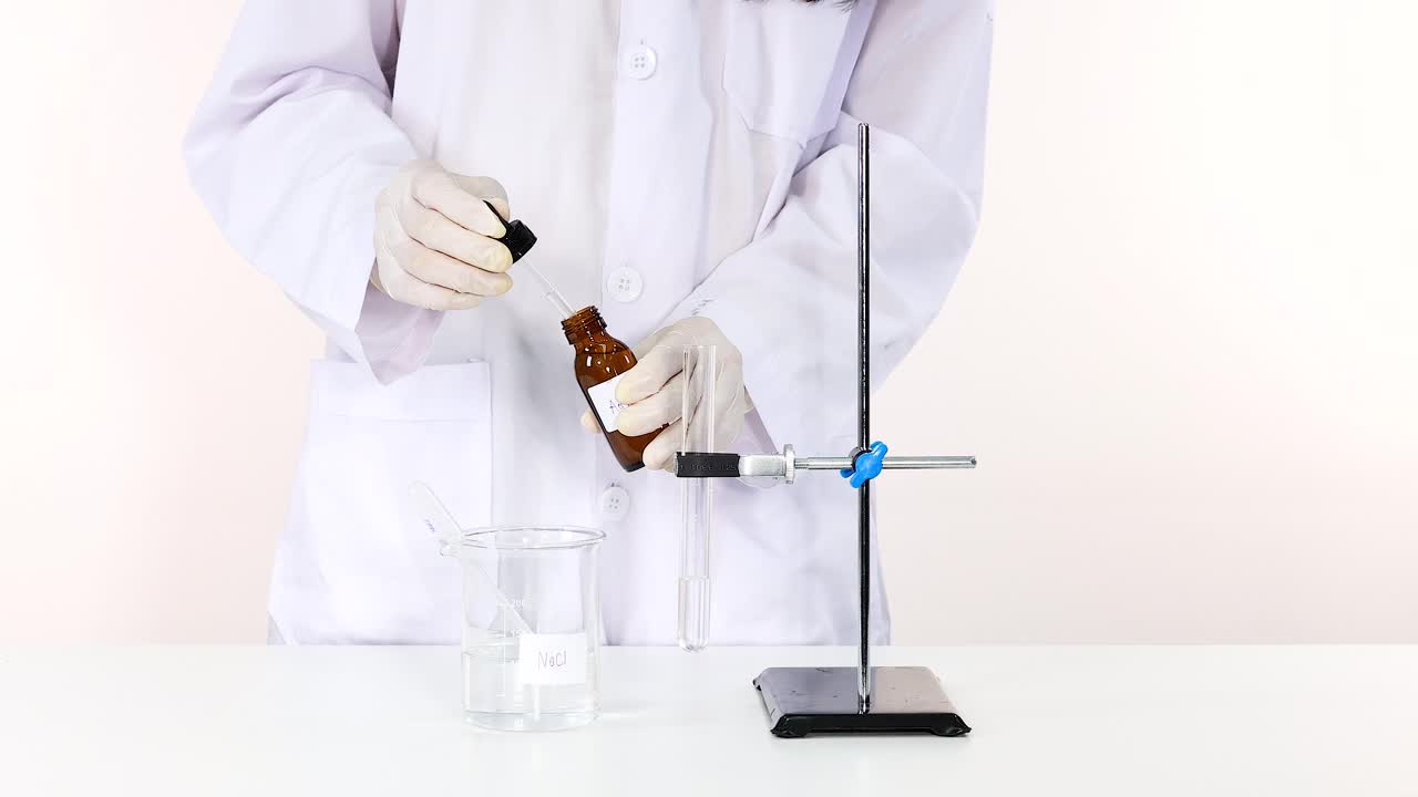 실버 니트레이트 용액으로 화학 반응 시연