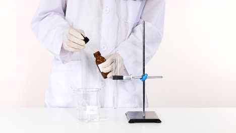 demostración de la reacción química con solución de nitrato de plata