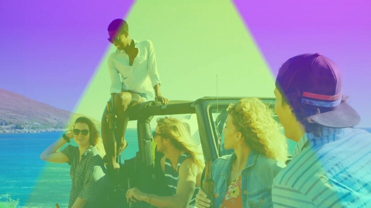Amici ripresi dalla telecamera vicino a un SUV sulla costa, con sovrapposizioni di colore che scorrono verso il basso per promuovere un viaggio.