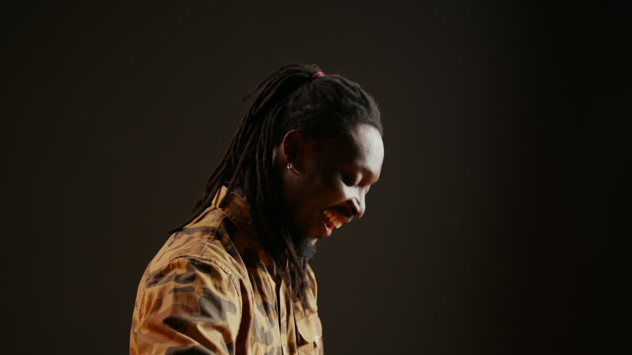 persona feliz y satisfecha llevando bolsas de compras