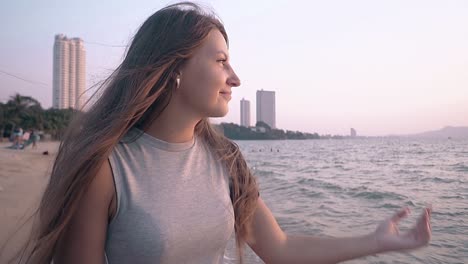 Lächelnde-Dame-Mit-Langen-Haaren-Geht-In-Zeitlupe-Am-Strand-Entlang