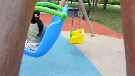 un niño disfruta de un columpio en el patio de recreo