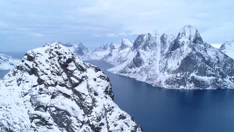 Schneebedeckte-Berge-Sind-Auf-Den-Lofoten-Norwegen-Zu-Sehen-1