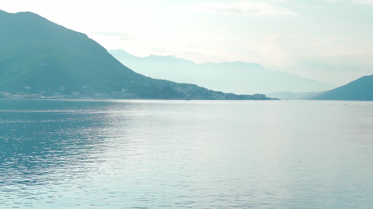 아름다운 여름 빛의 날에 바다 만과 산의 아름다운 전망