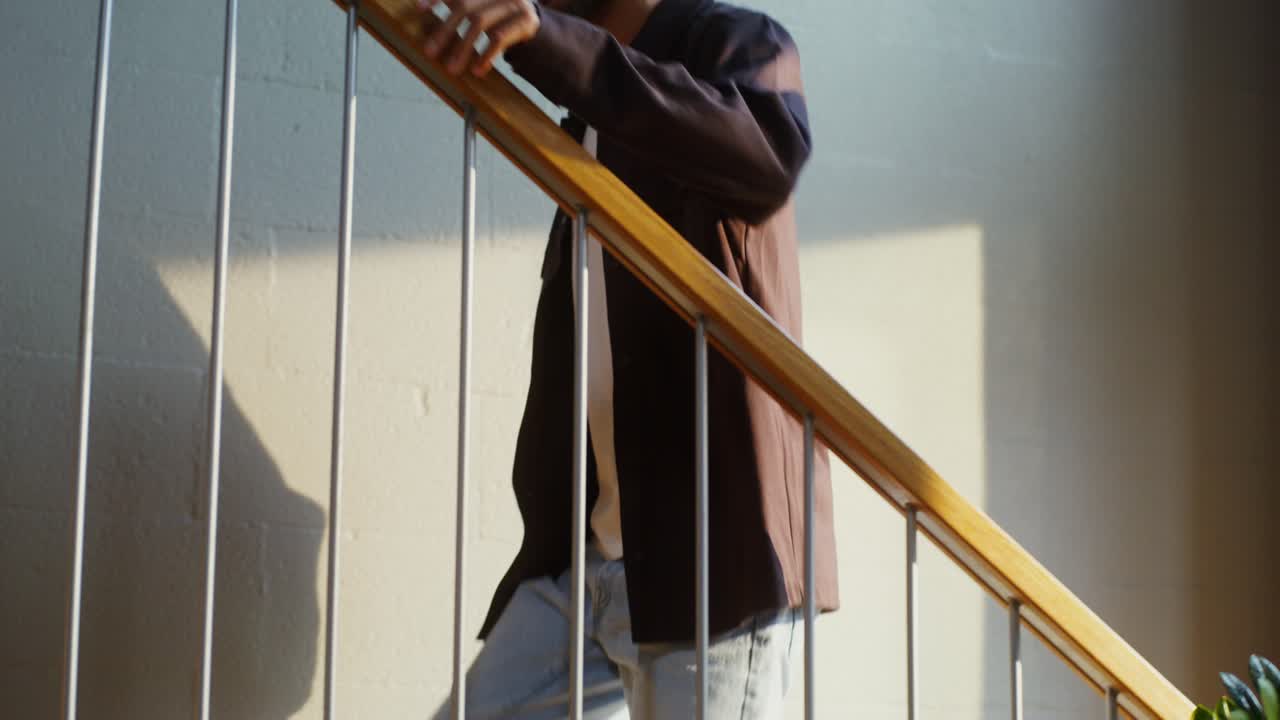 Hombre subiendo las escaleras.