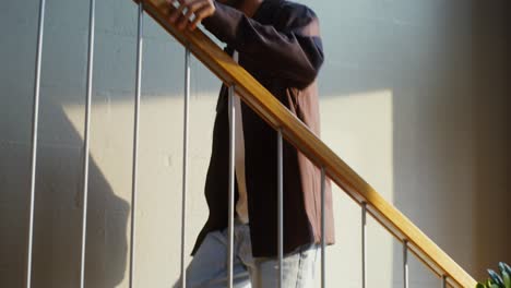 hombre subiendo las escaleras.