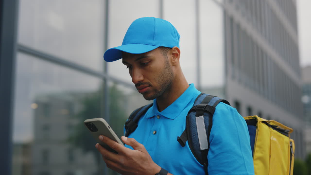 persona de entrega que utiliza un teléfono inteligente
