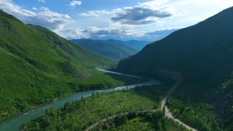 Blue-River-Through-Lush-Green-Mountains-Near-Glacier-National-Park-In-Montana,-USA