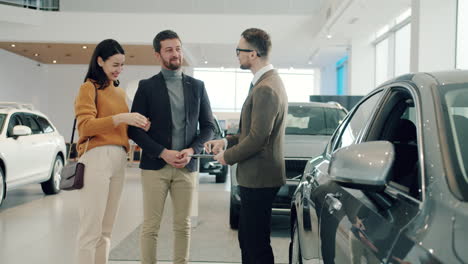 una pareja feliz comprando un coche nuevo