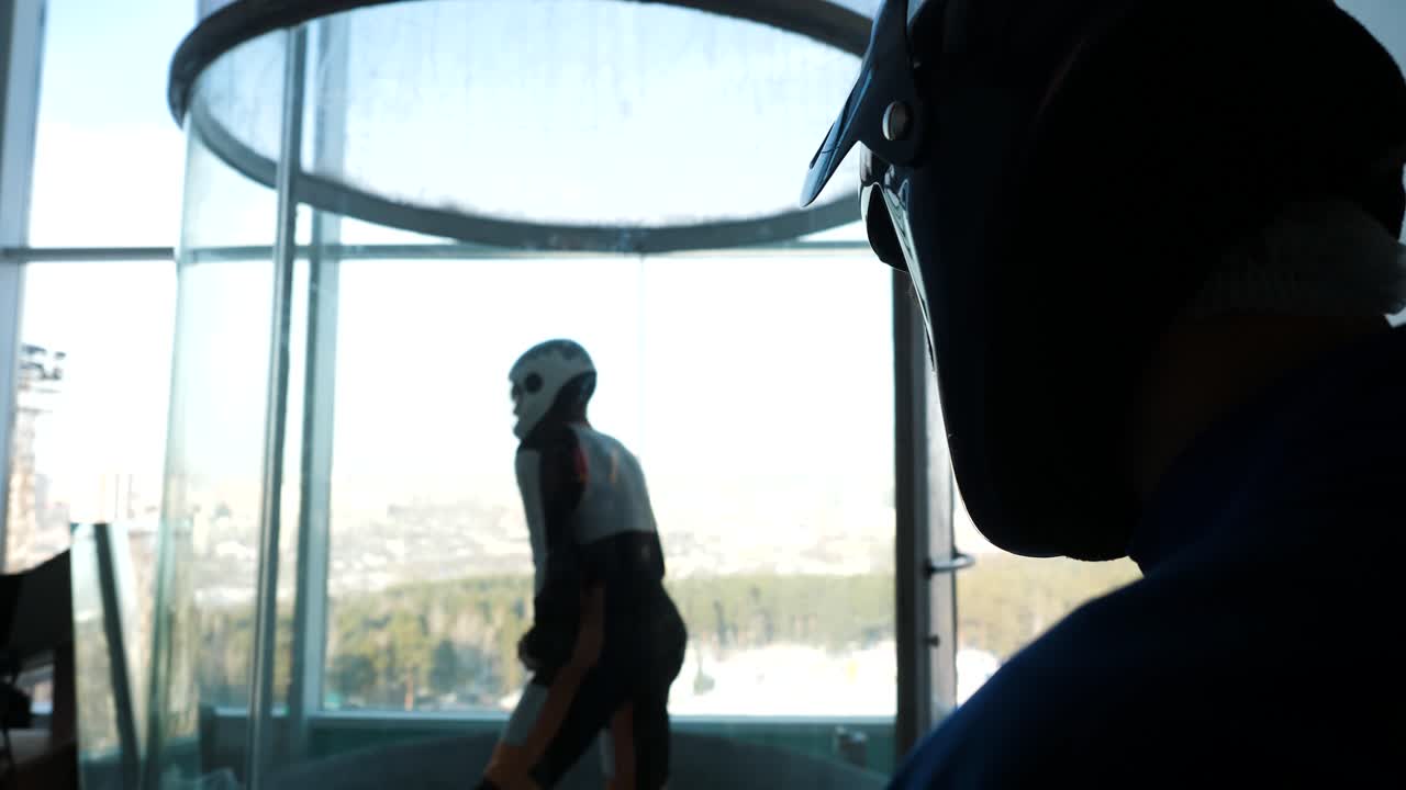 sesión de entrenamiento de paracaidismo en túnel de viento