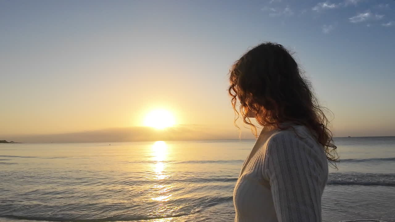 Donna che cammina e si siede su un cuscino all'alba su una spiaggia di Tulum. Mindfulness, benessere e relax tropicale