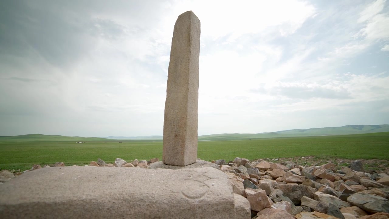 Muinainen kivimonumentti laajalla Mongolian arolla