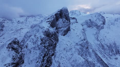 Vista-Aérea-Del-Hermoso-Paisaje-De-La-Montaña-Nevada-De-Noruega-Durante-El-Invierno