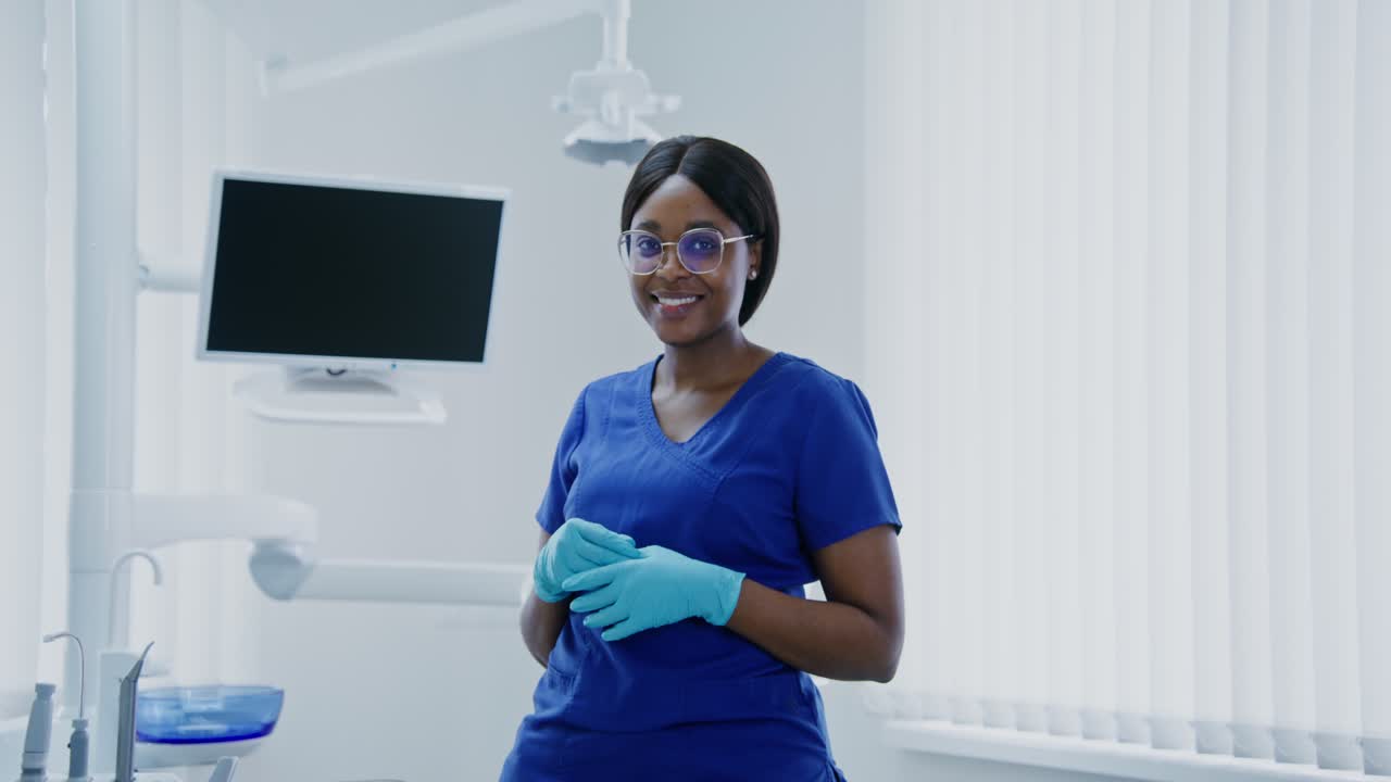 uma dentista confiante num consultório dentário moderno.