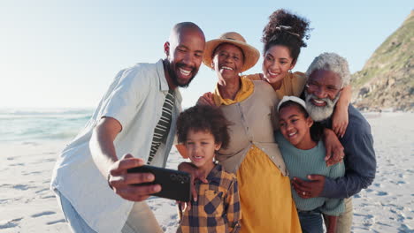 Lustig,-Selfie-Und-Große-Familie-Am-Strand