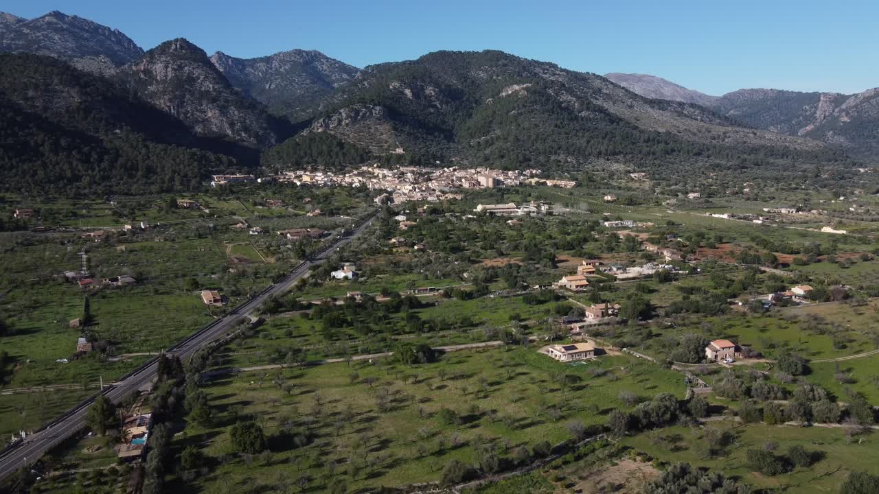 Vista aerea di pascoli con la città di Caimari e la catena montuosa della Tramuntana sullo sfondo. Maiorca, Spagna