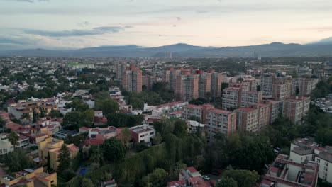 Vista-Aérea-De-Un-Grupo-De-Edificios-De-Departamentos-En-El-Barrio-De-Copilco,-En-El-Sur-De-La-Ciudad-De-México.