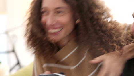pareja jugando en la consola de videojuegos con una sonrisa