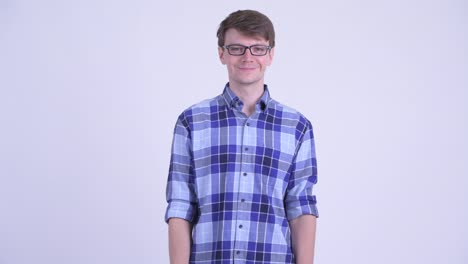 joven feliz y guapo hombre hipster con gafas