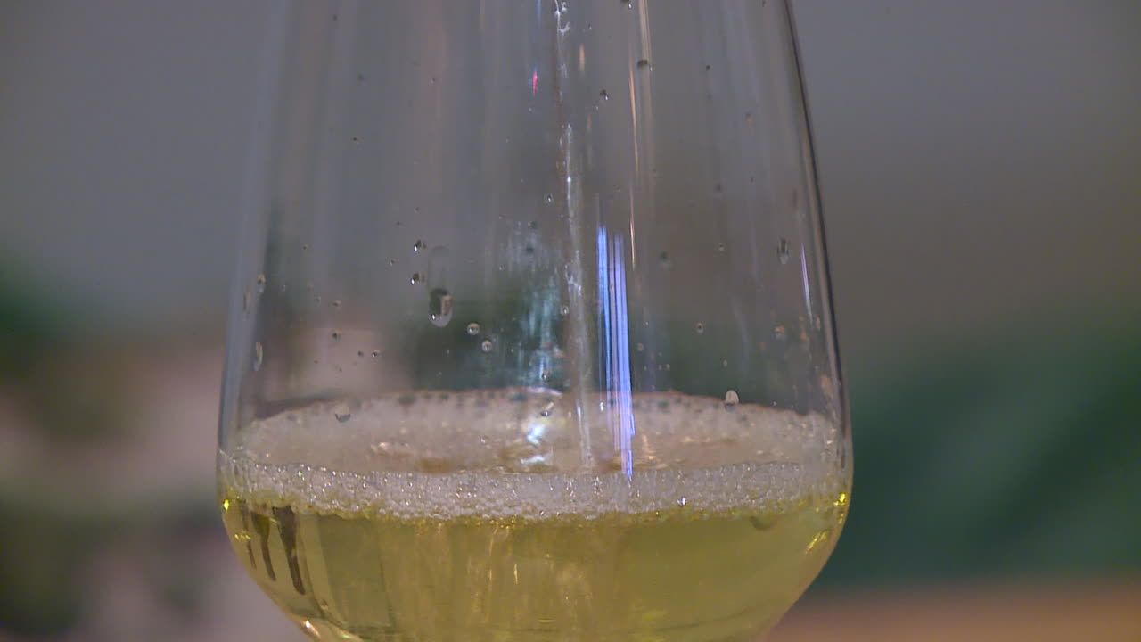 vertiendo vino blanco en un vaso